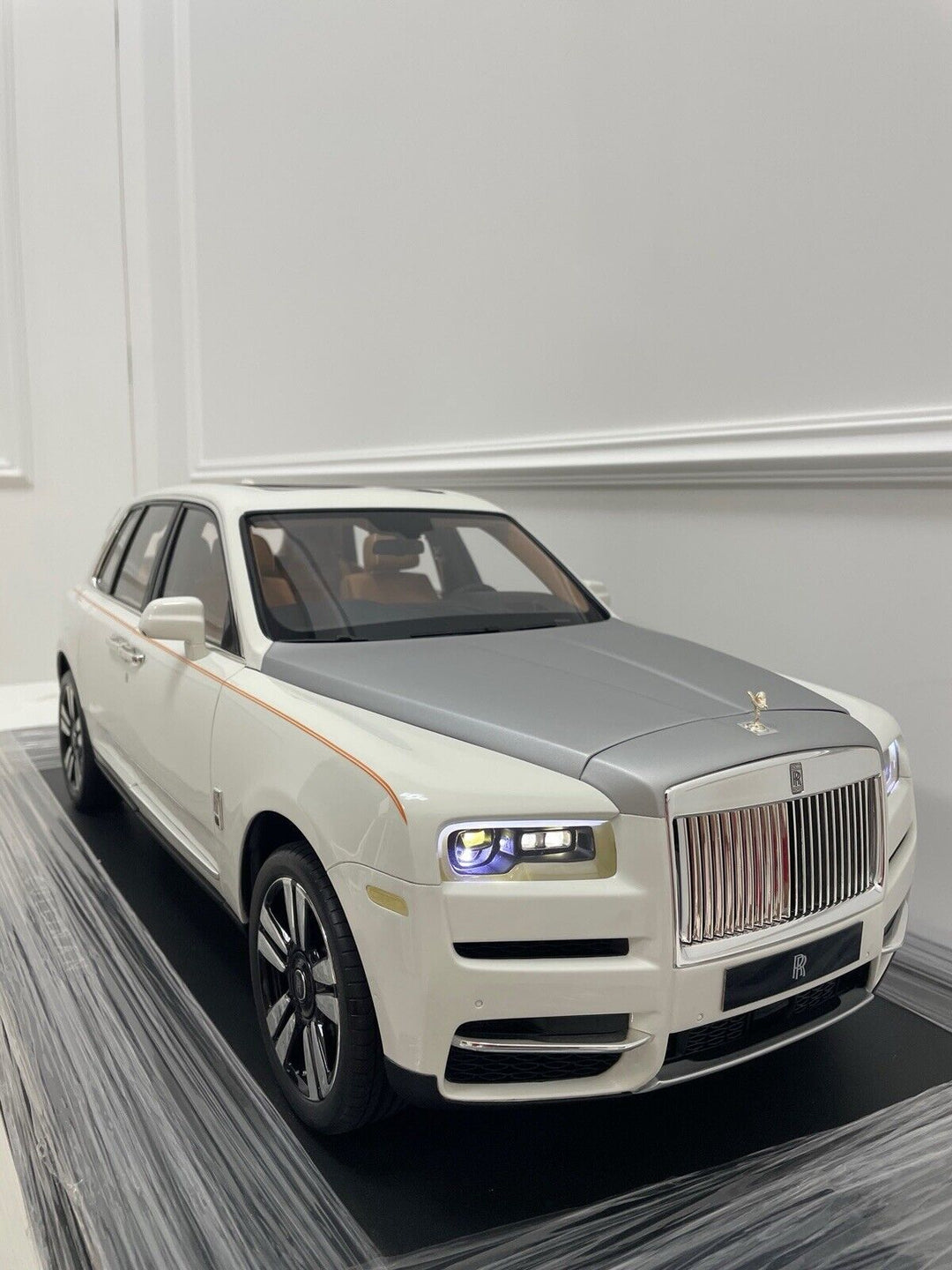 Rolls-Royce Cullinan (White Gloss w/ Orange  Coachline) [Amalgam] 1:8 scale