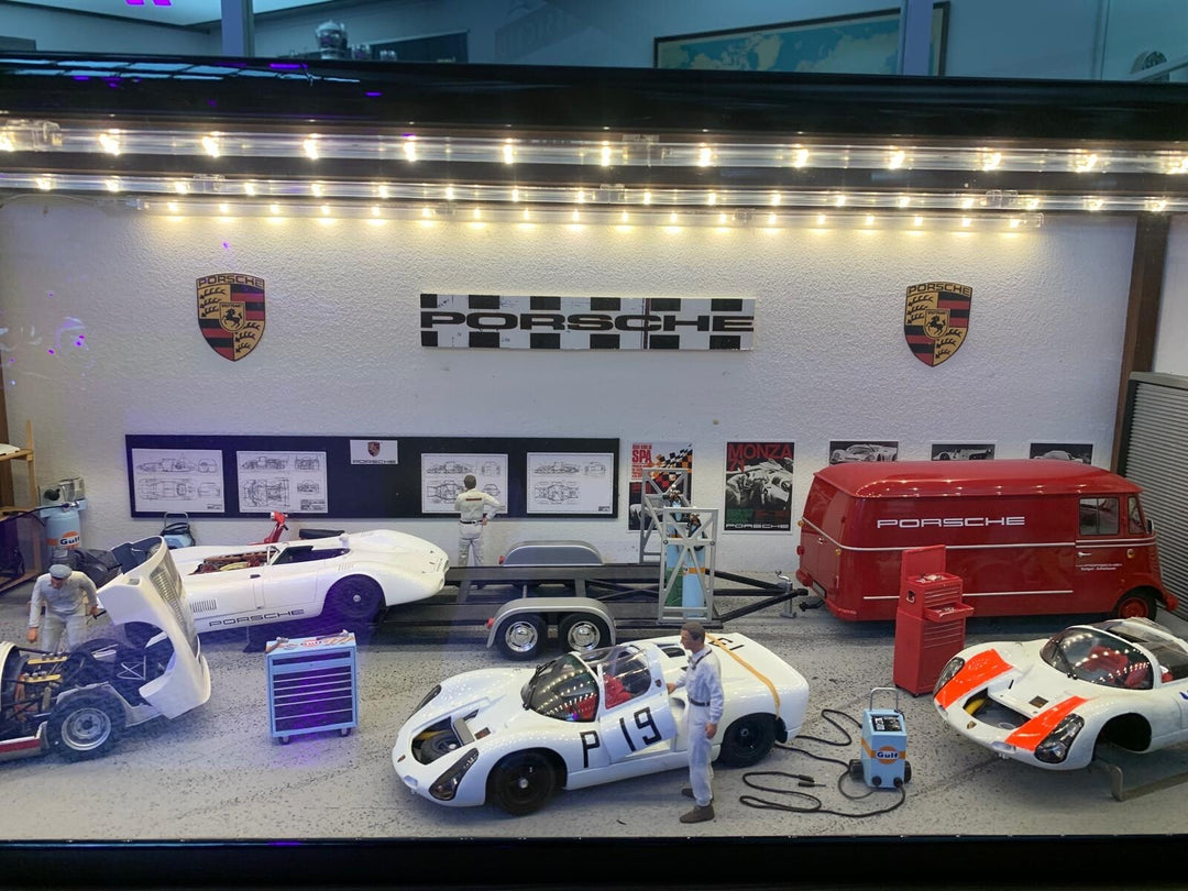 Classic Porsche Garage/ Workshop Diorama with Lights [1:18 scale]
