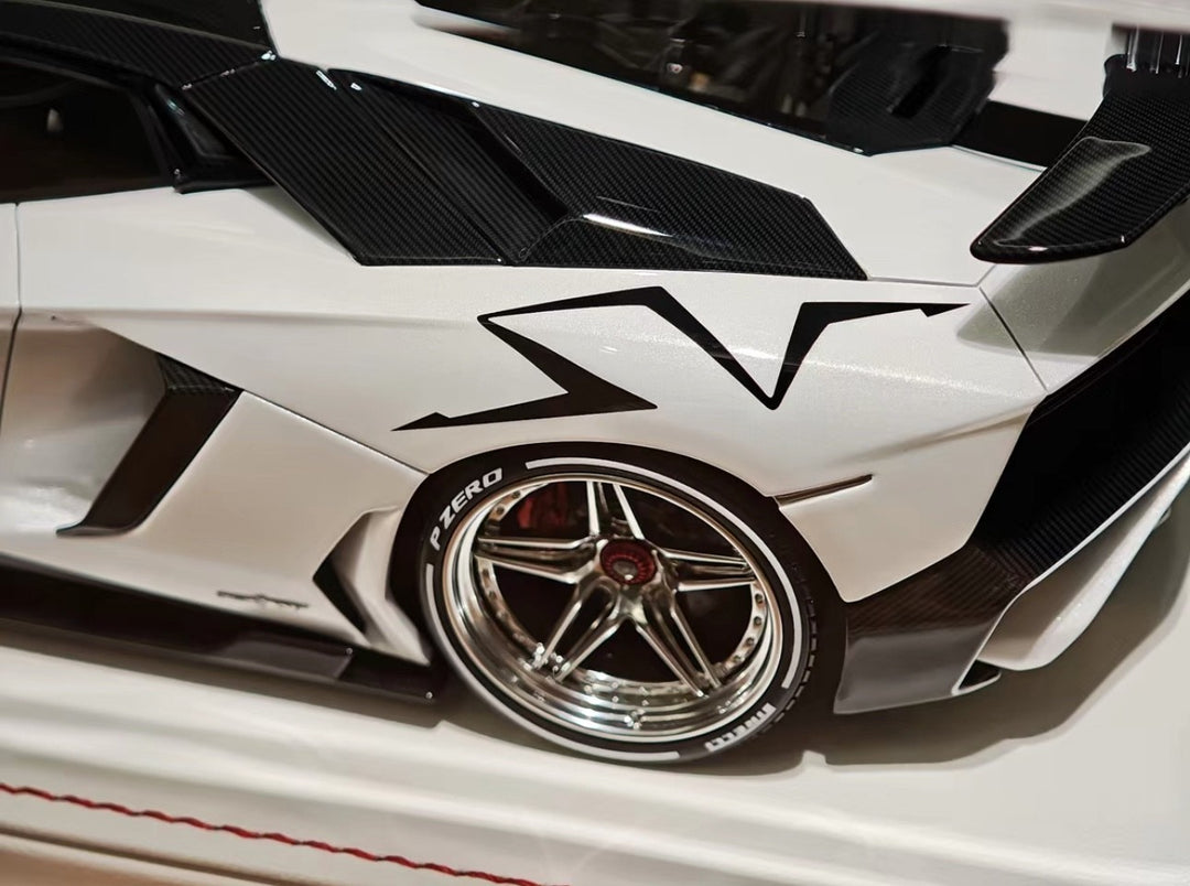 Lamborghini Aventador LP750-4 SV (White/ Black) [Davis & Giovanni] 1:18 scale
