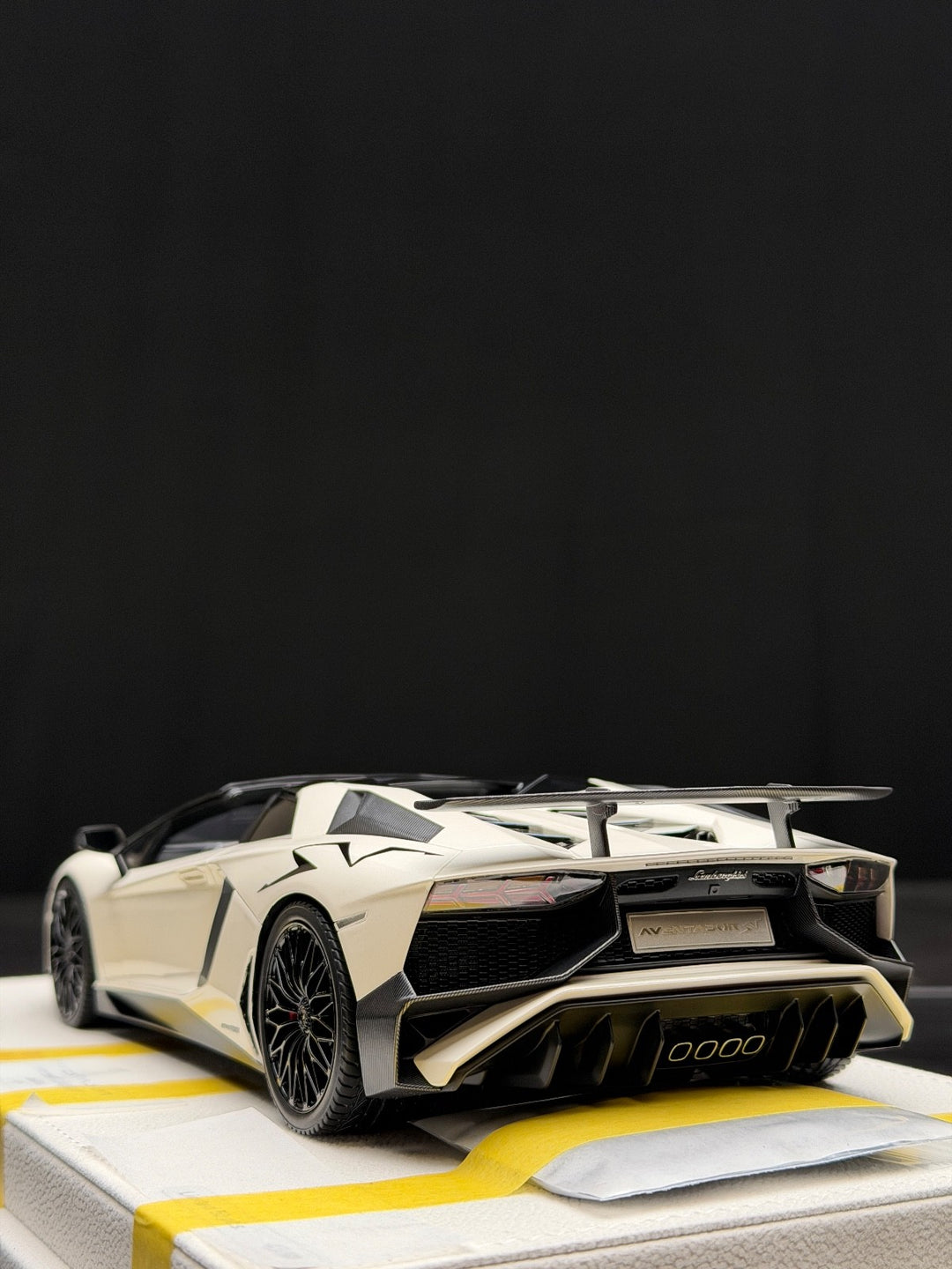 Lamborghini Aventador SV Roadster (White) [MakeUp Eidolon] 1/18 scale