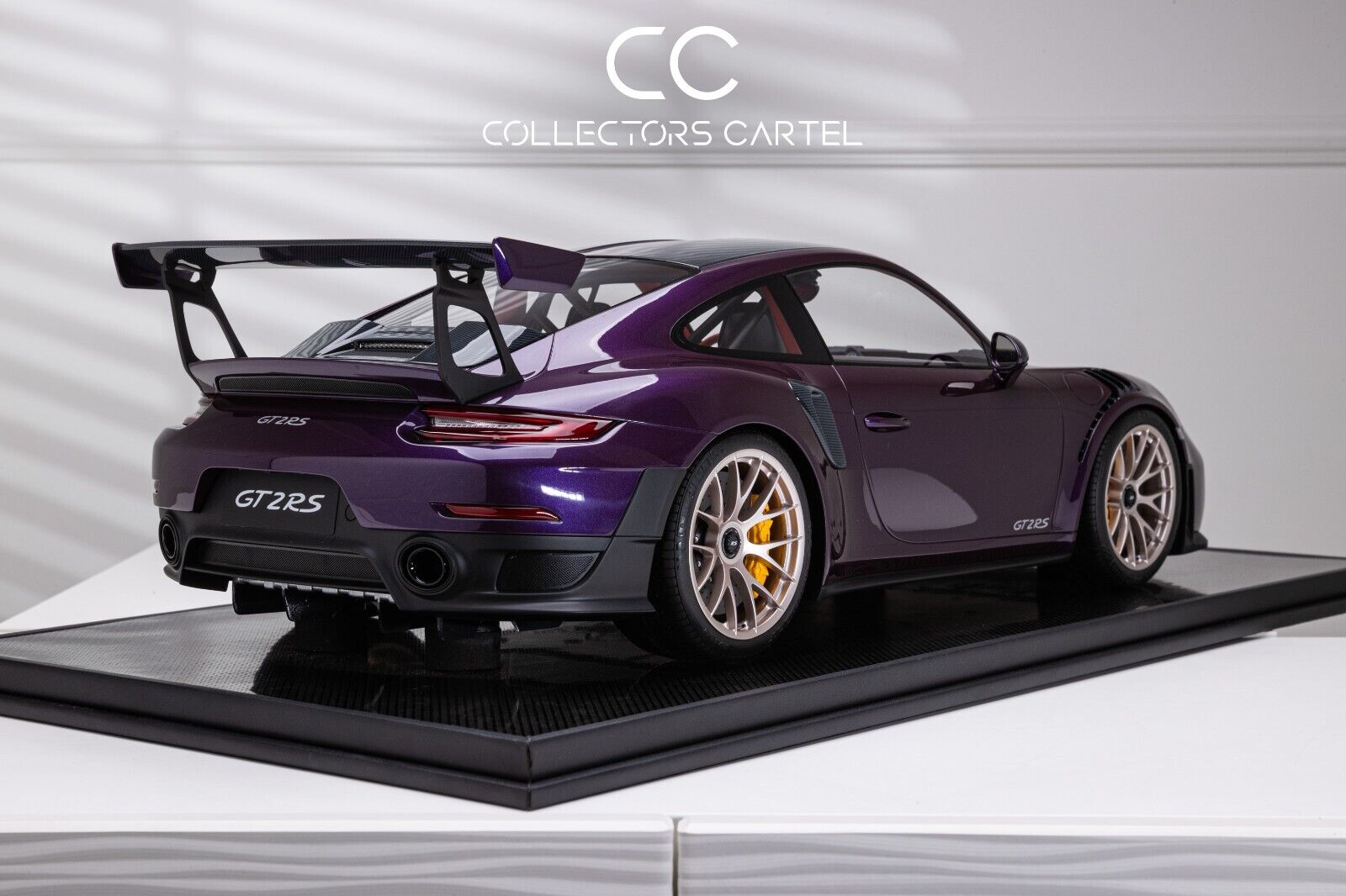 Porsche 911 GT2RS (Midnight Purple) [Dino Model] 1:8 scale