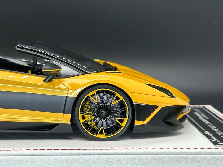 Lamborghini Aventador Roadster LP750-4 SV (Yellow) [Davis & Giovanni] 1:18 scale
