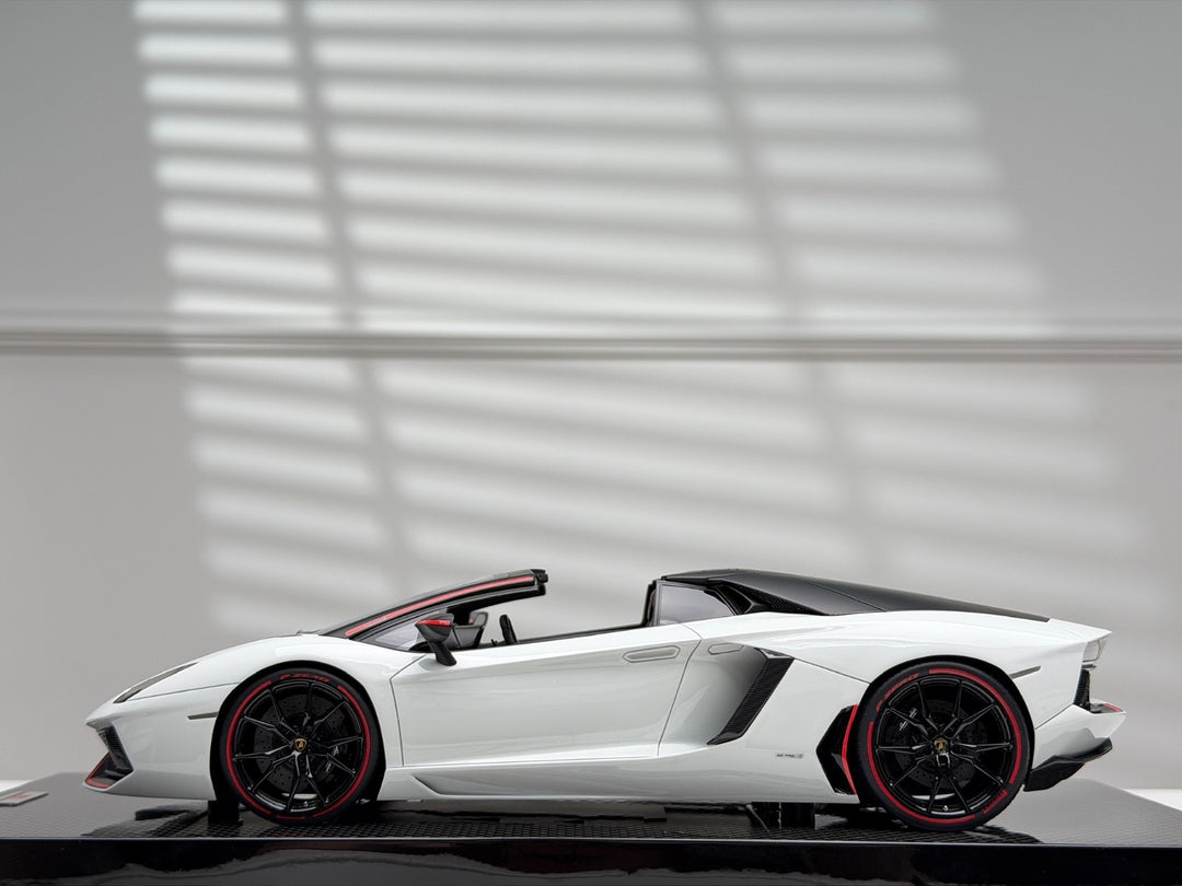 Lamborghini Aventador Roadster (White, Pirelli) [MR Collection] 1/18 scale