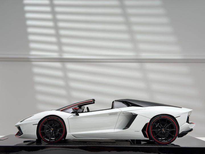 Lamborghini Aventador Roadster (White, Pirelli) [MR Collection] 1/18 scale