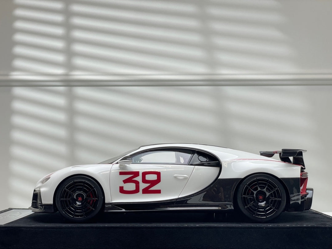 Bugatti Chiron Pur Sport (Pearl White no. 32 Decal) [Henson&Heaven] 1/18 scale