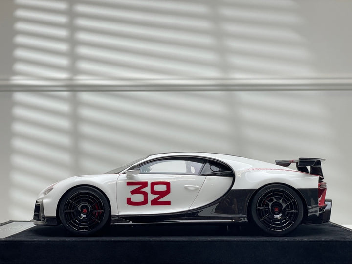Bugatti Chiron Pur Sport (Pearl White no. 32 Decal) [Henson&Heaven] 1/18 scale