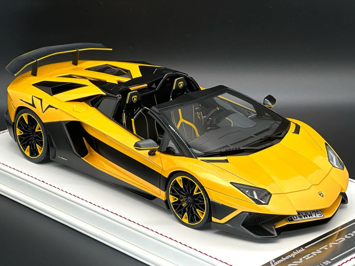 Lamborghini Aventador Roadster LP750-4 SV (Yellow) [Davis & Giovanni] 1:18 scale