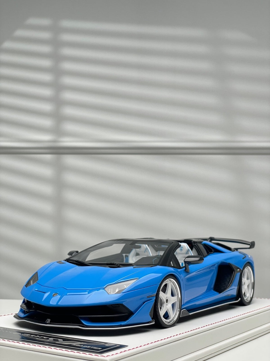 Lamborghini Aventador SVJ Roadster (Blue) [Davis & Giovanni] 1:18 scale