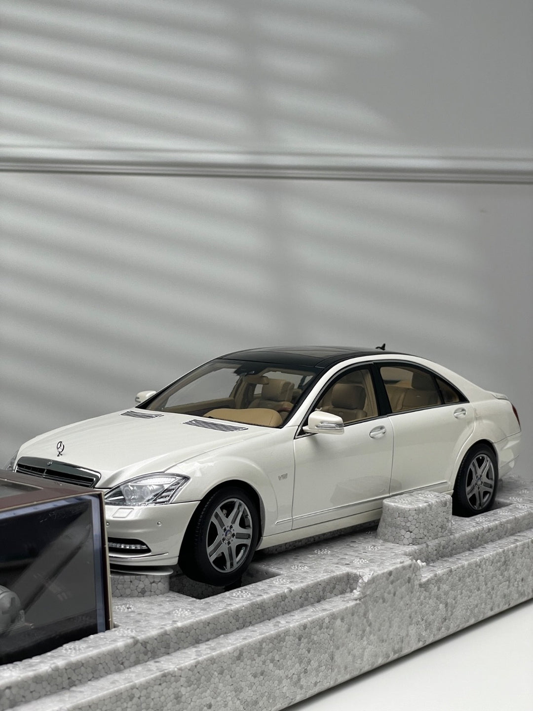 Mercedes-Benz S600 L (White) - With Engine and Crane [Motorhelix] 1:18 scale