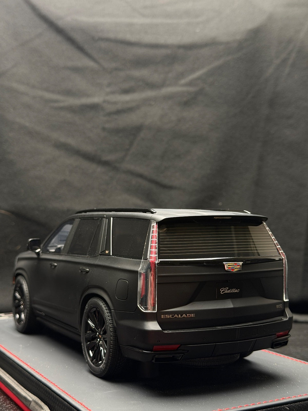 Cadillac Escalade (Matte Black) [BBA Model] 1/18 scale