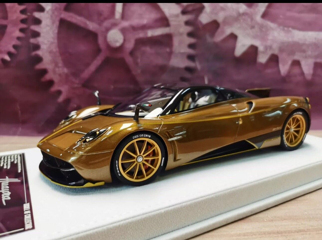 Pagani Huayra (Gold Carbon) [FuelMe] 1/18 scale
