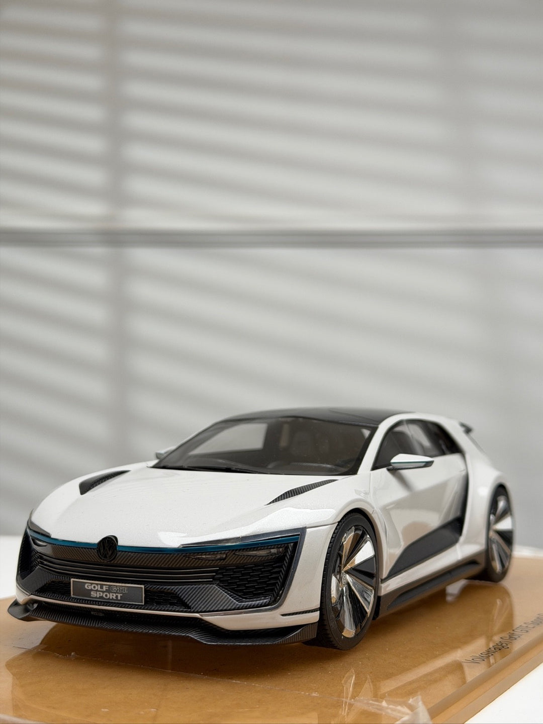 Volkswagen Golf GTE Sport Concept 2015 (White) [DNA Collectibles] 1:18 scale