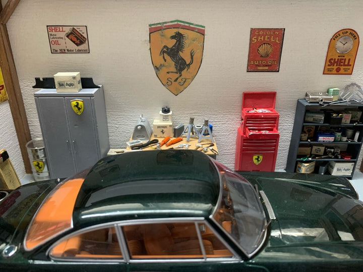 Classic Ferrari Garage Diorama with Lights [1:18 scale]