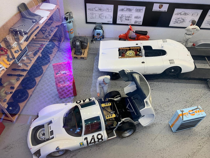 Classic Porsche Garage/ Workshop Diorama with Lights [1:18 scale]