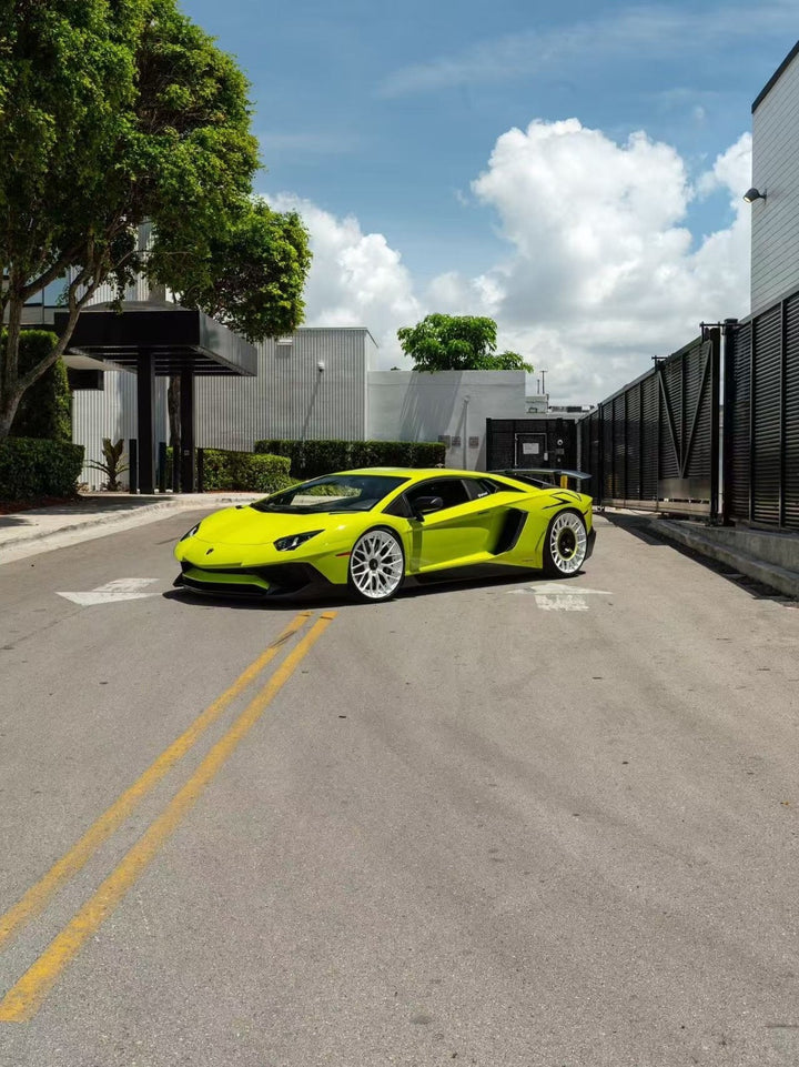 Lamborghini Aventador LP750-4 SV (Neon Yellow) [Davis & Giovanni] 1/18 scale
