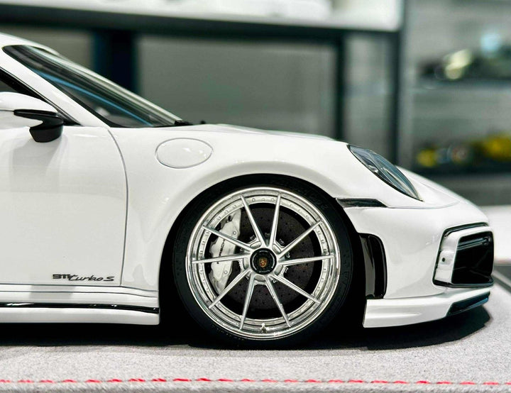 Porsche 911 Turbo S TechArt (Gloss White) [Davis & Giovanni] 1/18 scale