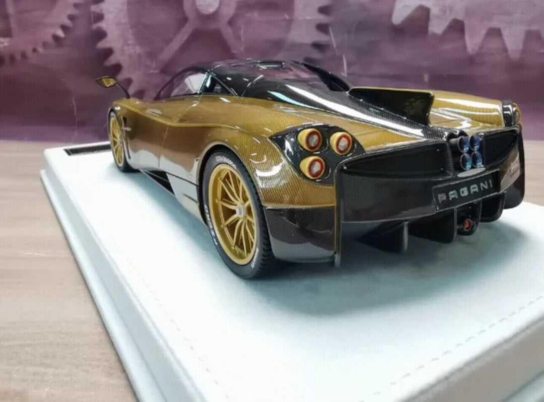 Pagani Huayra (Gold Carbon) [FuelMe] 1/18 scale