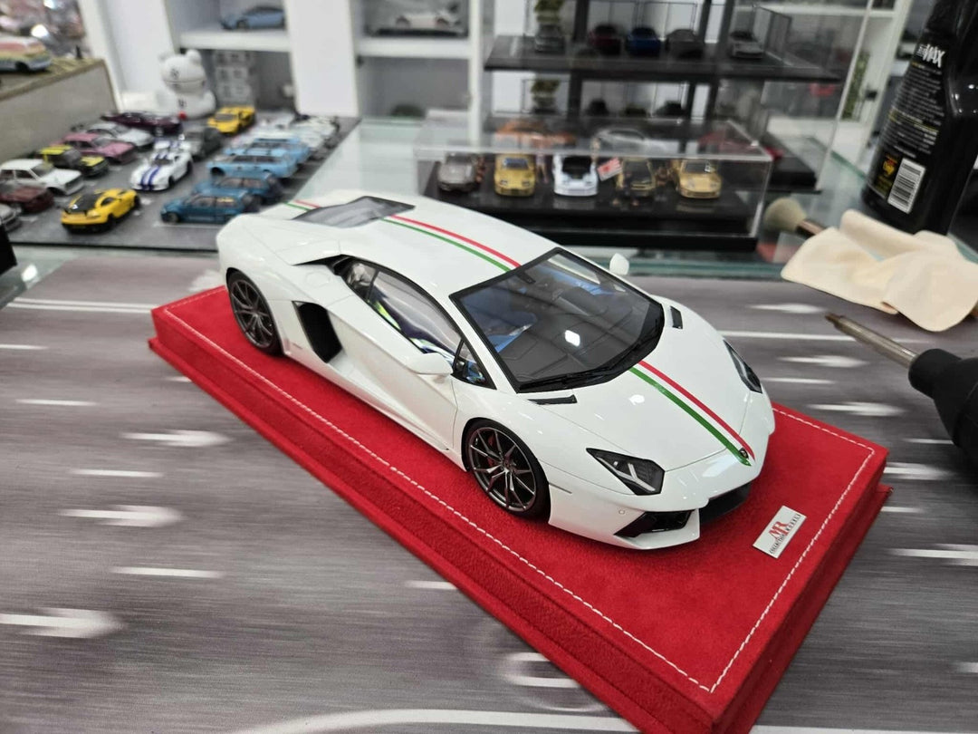 Lamborghini Aventador (White/ Italy Stripe) [MR Collection] 1/18 scale