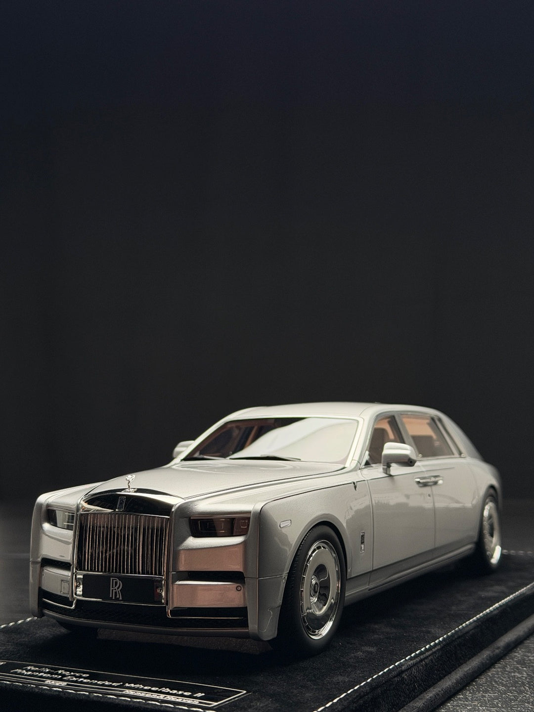 Rolls-Royce Phantom Series II Long Wheelbase (Silver) [Henson&Heaven] 1/18 scale