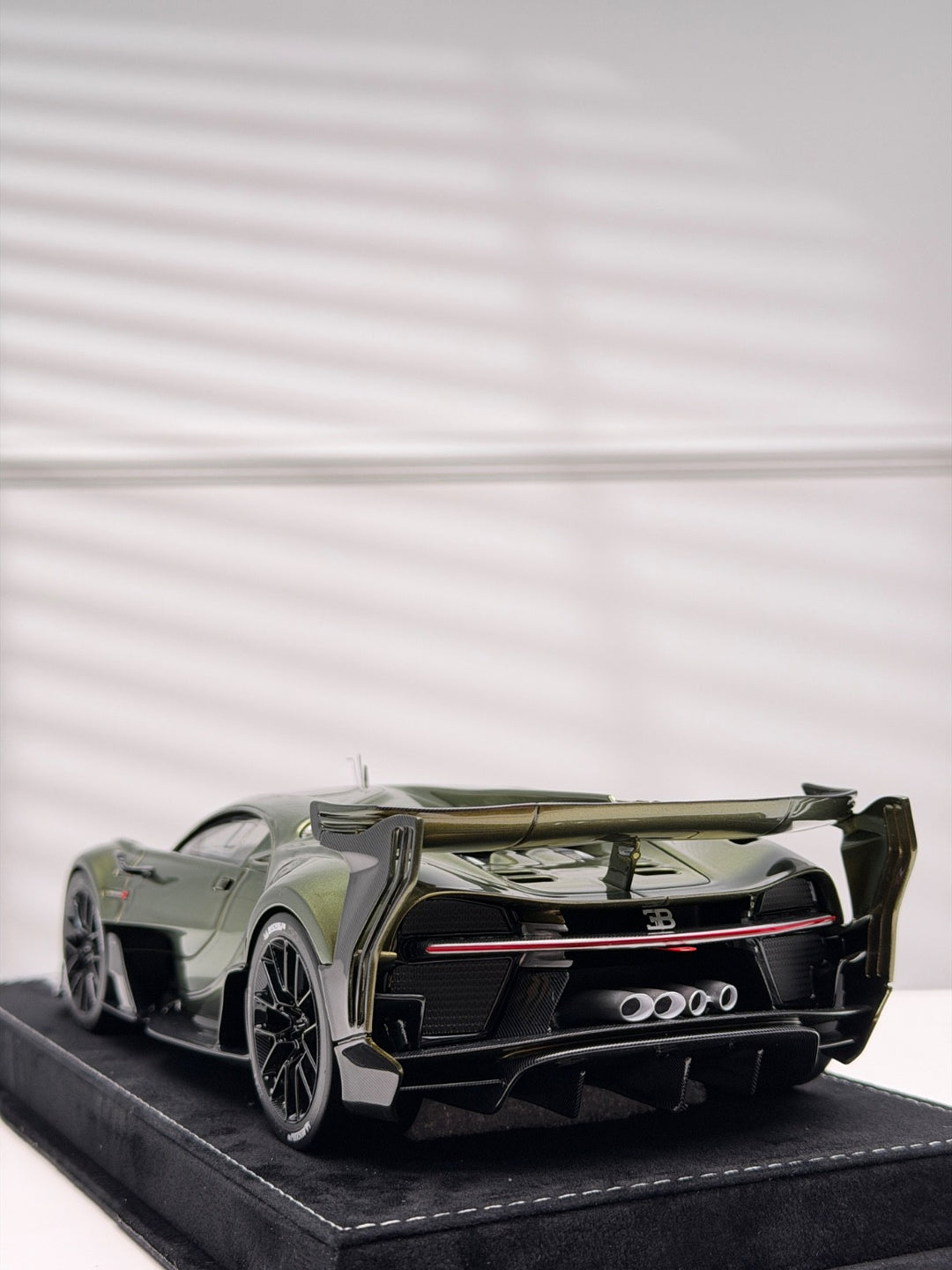 Bugatti Vision GT (Chameleon Green) [Henson&Heaven] 1/18 scale
