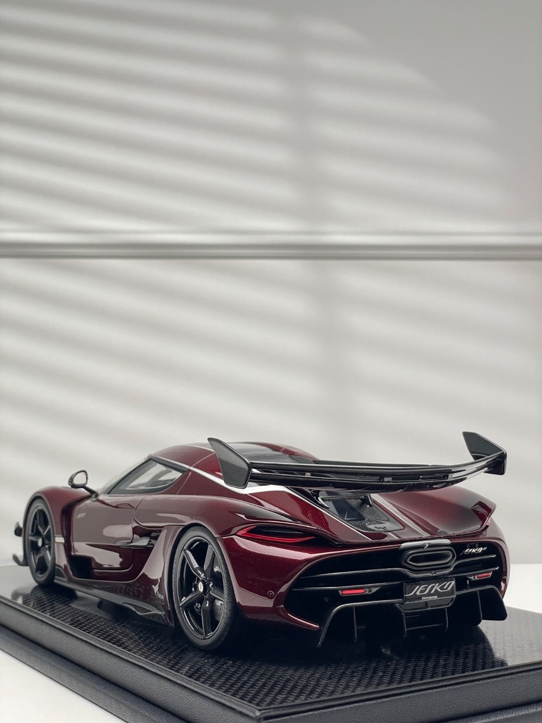Koenigsegg Jesko (Red Carbon Fiber) [FrontiArt] 1/18 scale