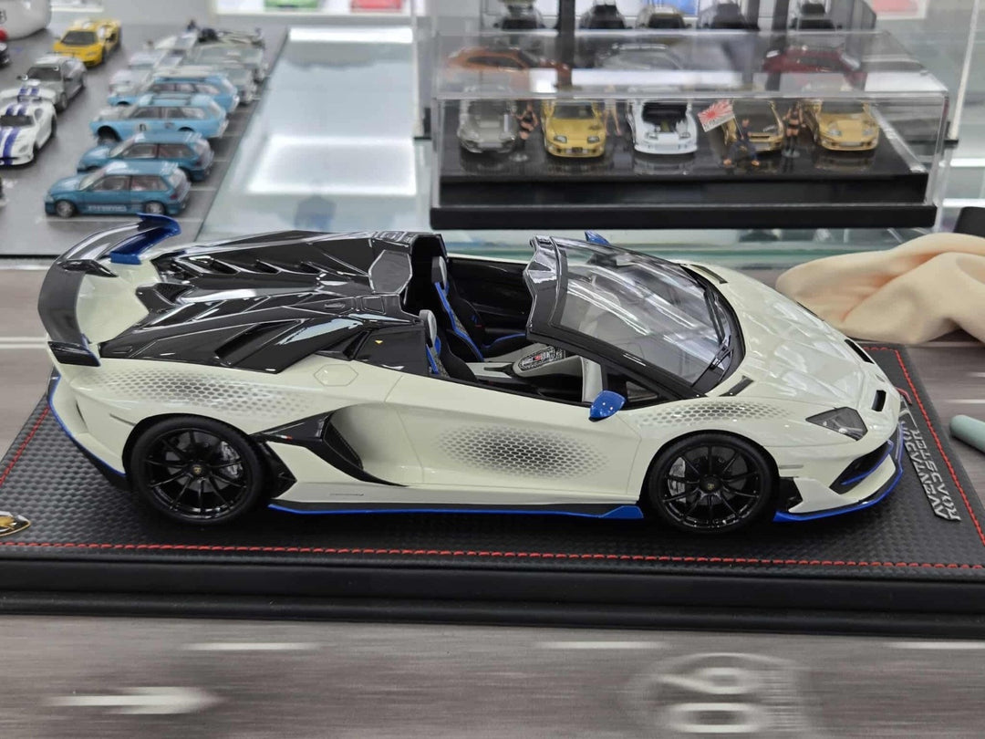Lamborghini Aventador SVJ Roadster (White/ Blue) [MR Collection] 1/18 scale