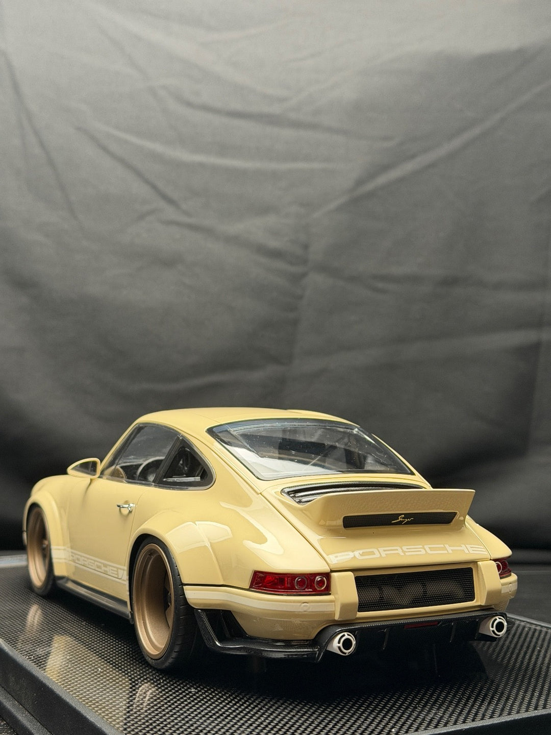 Porsche 911 Singer DLS (Cream) [IVY Model] 1:12 scale