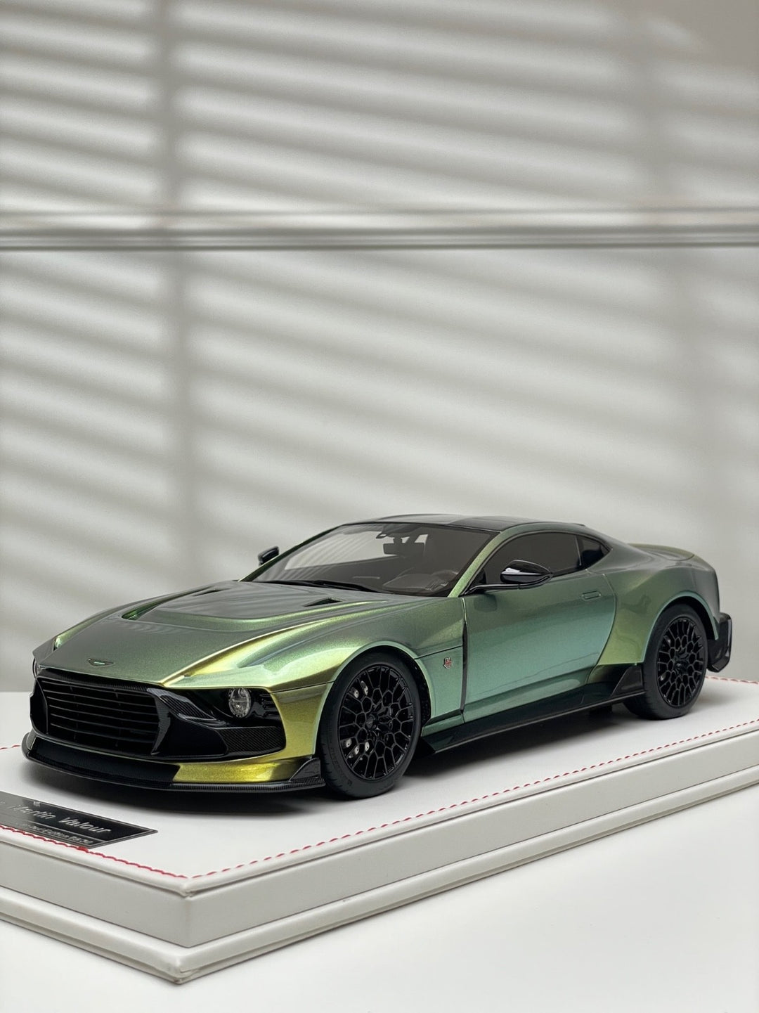 Aston Martin Valour (Verdant Jade) [Runner] 1/18 scale