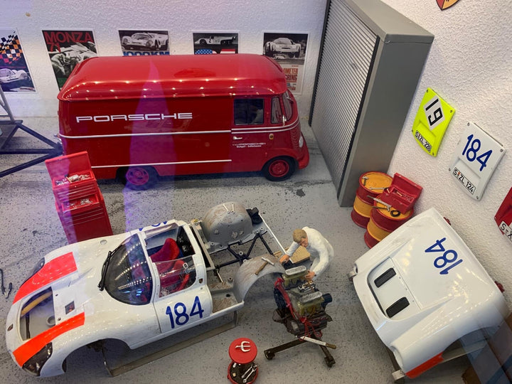 Classic Porsche Garage/ Workshop Diorama with Lights [1:18 scale]