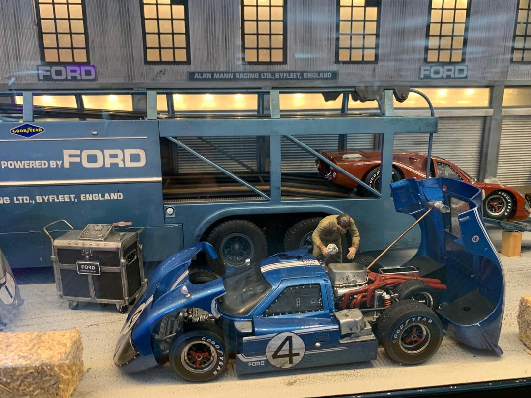 Classic Ford Garage/ Workshop Diorama with Lights [1:18 scale]