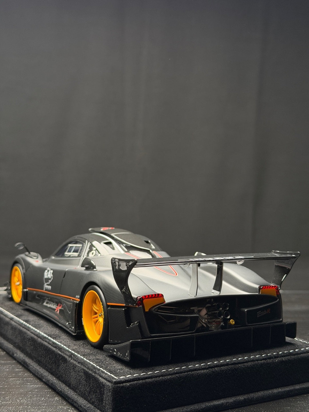 Pagani Zonda R (Matte Carbon Fiber) [Henson&Heaven] 1/18 scale