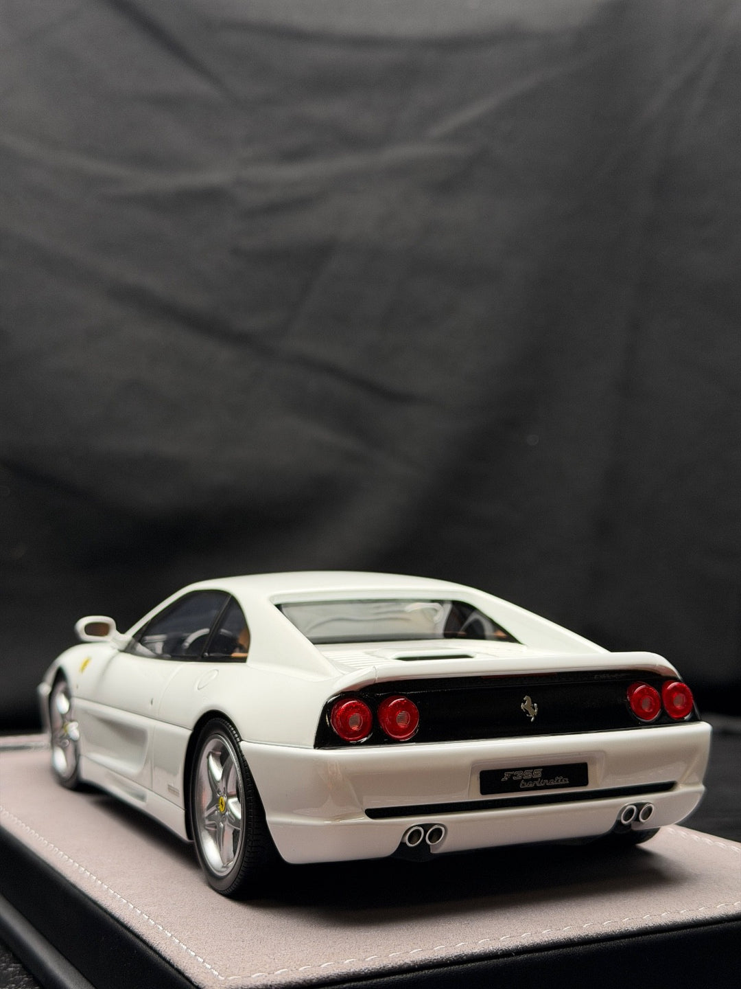 Ferrari F355 Berlinetta (White) [V8 Model] 1:18 scale