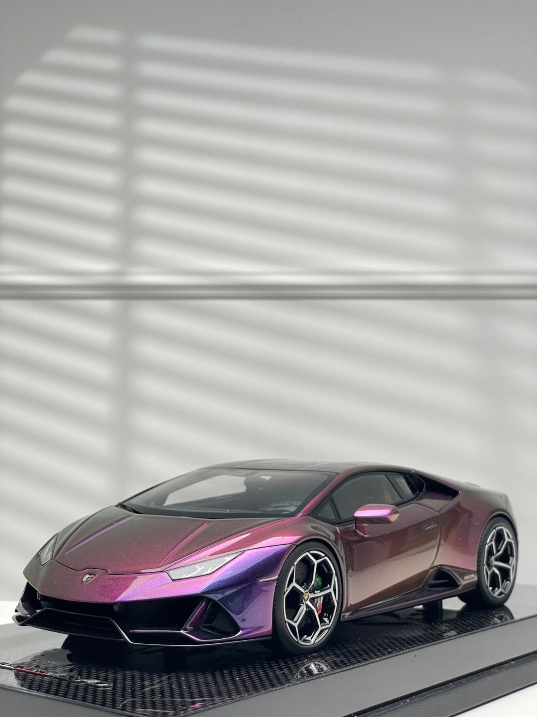 Lamborghini Huracan EVO (Chameleon Purple) [MR Collection] 1/18 scale
