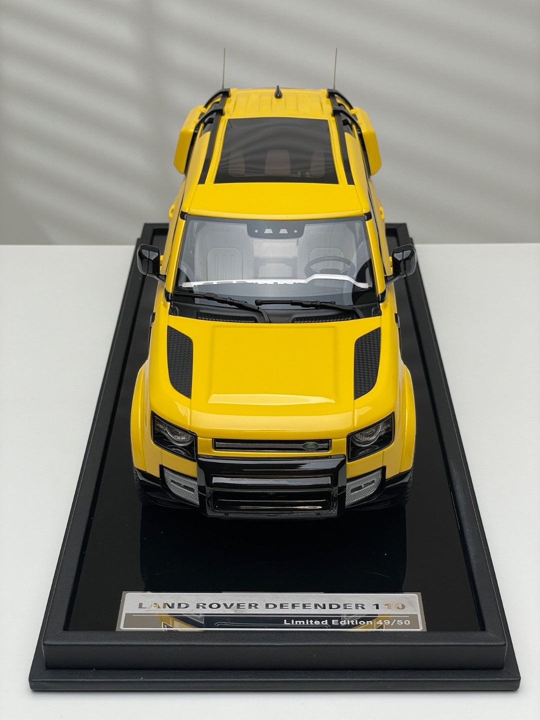 Land Rover Defender (Gloss Yellow) [OEM EXCLUSIVE] 1:18 scale