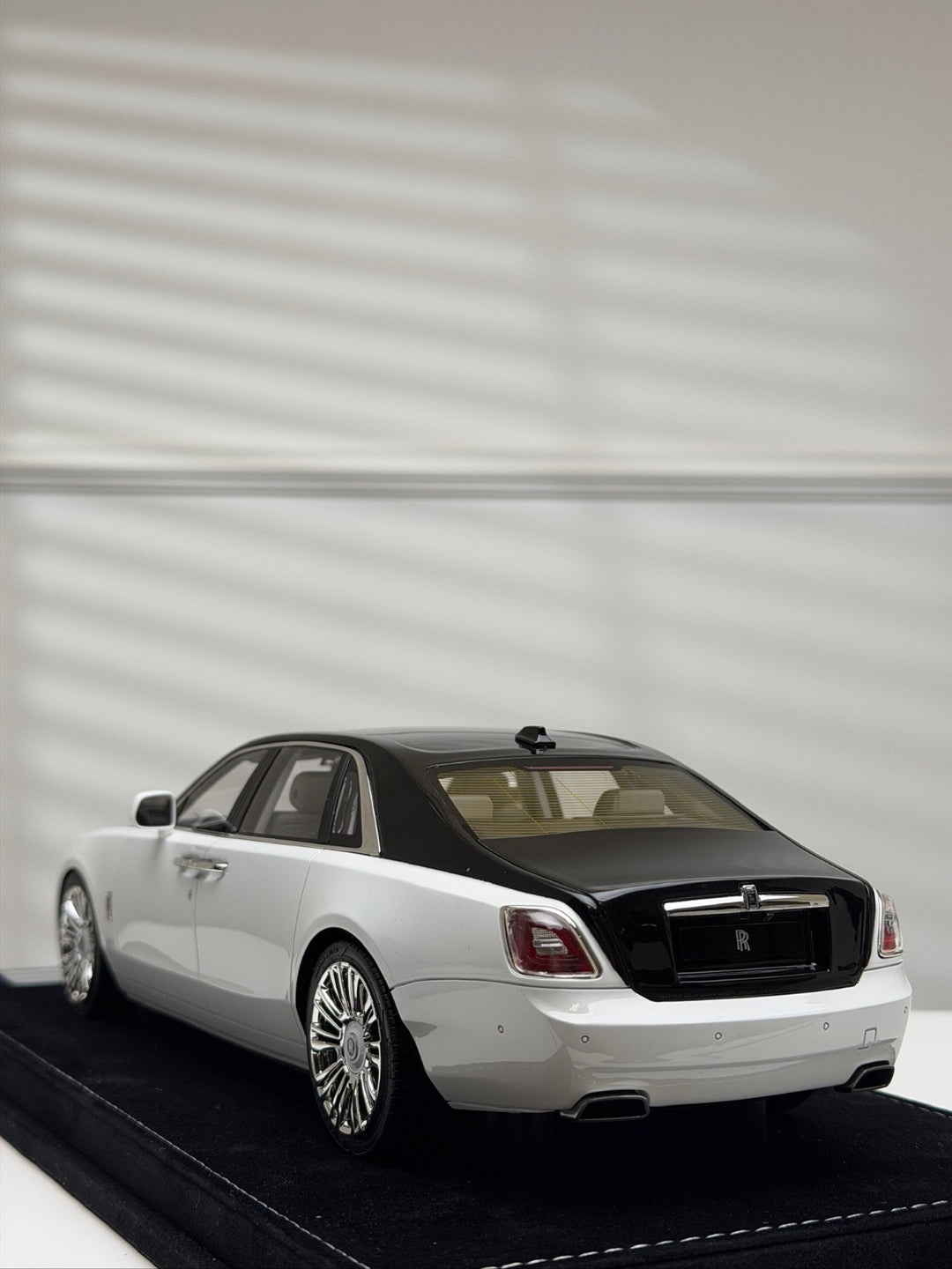 Rolls-Royce Ghost (White/ Black) [Henson&Heaven] 1/18 scale