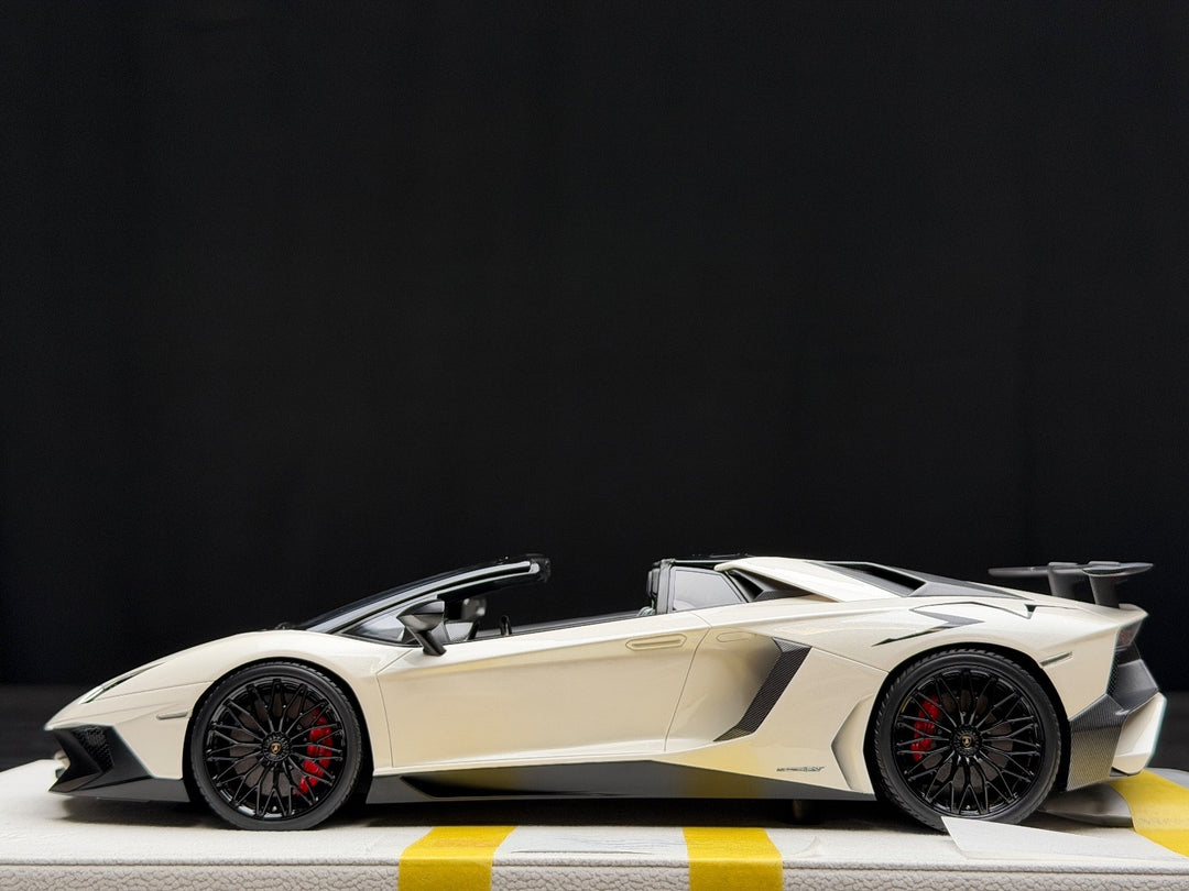 Lamborghini Aventador SV Roadster (White) [MakeUp Eidolon] 1/18 scale