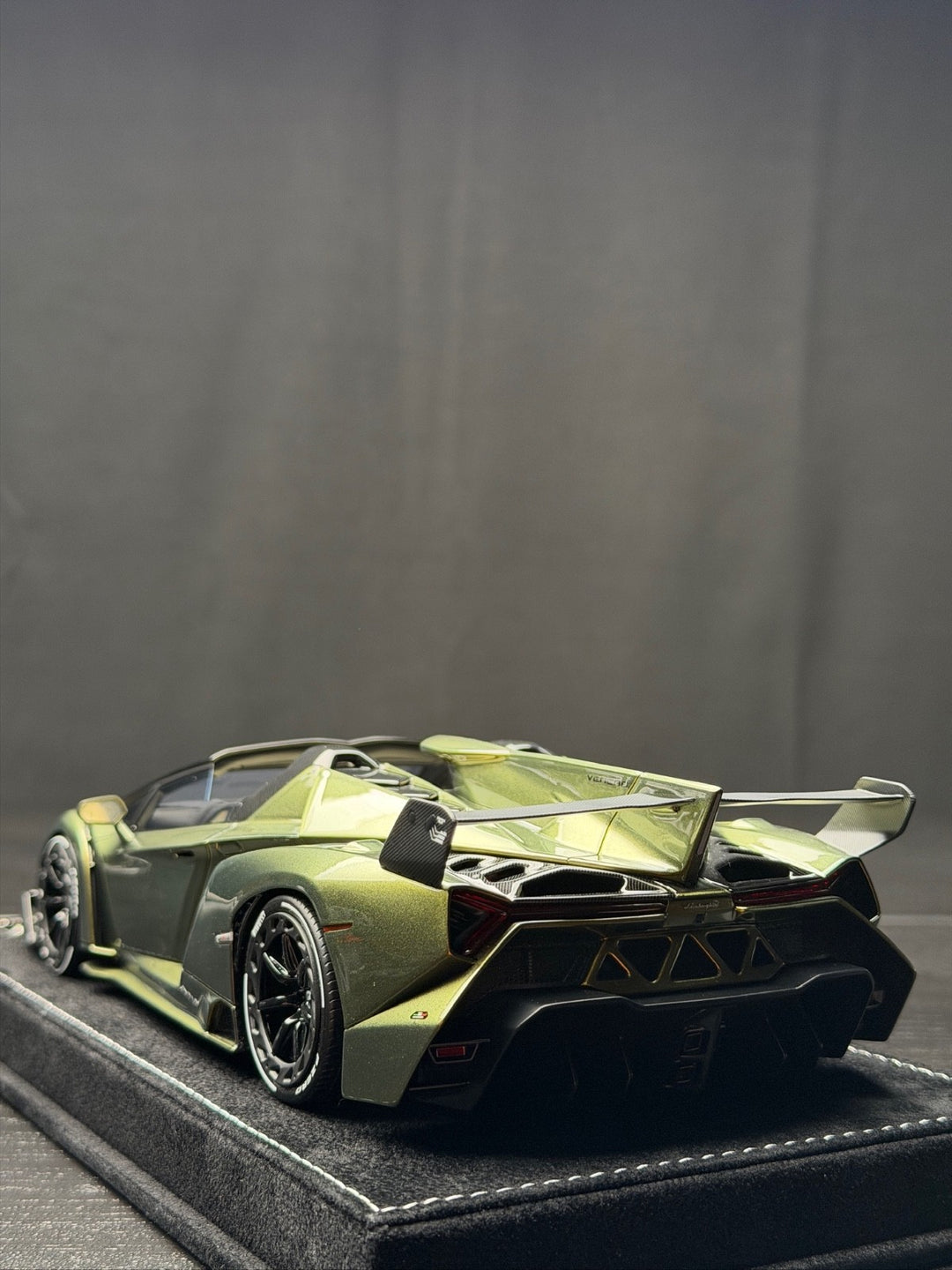 Lamborghini Veneno Roadster (Chameleon Green) [Henson&Heaven] 1/18 scale