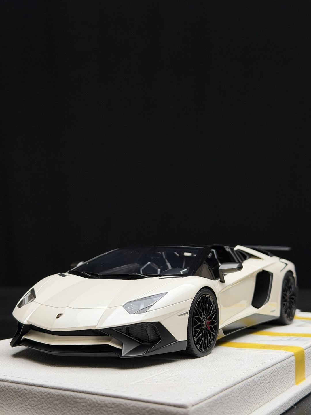 Lamborghini Aventador SV Roadster (White) [MakeUp Eidolon] 1/18 scale