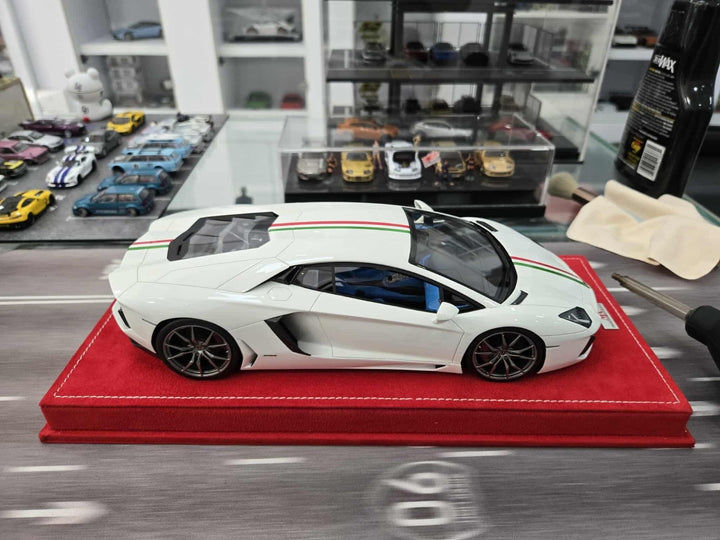 Lamborghini Aventador (White/ Italy Stripe) [MR Collection] 1/18 scale