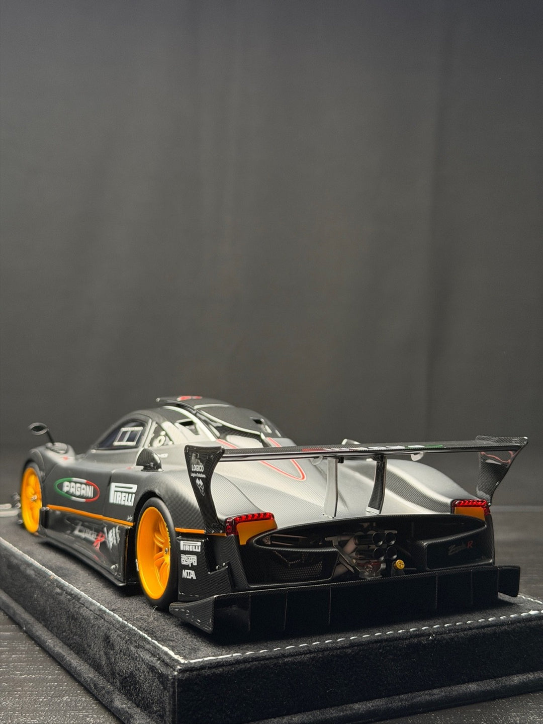 Pagani Zonda R (Matte Carbon Fiber) [Henson&Heaven] 1/18 scale