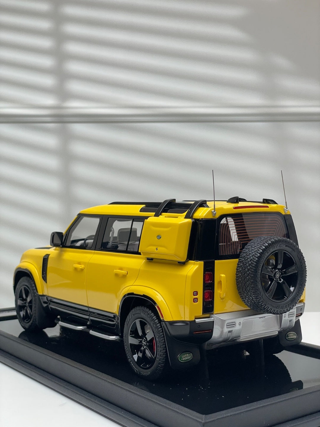 Land Rover Defender (Gloss Yellow) [OEM EXCLUSIVE] 1:18 scale