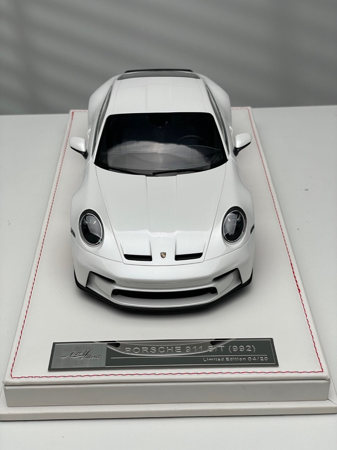 Porsche 911 S/T (White/ Red Rims) [Ivy Merit Model] 1/18 scale