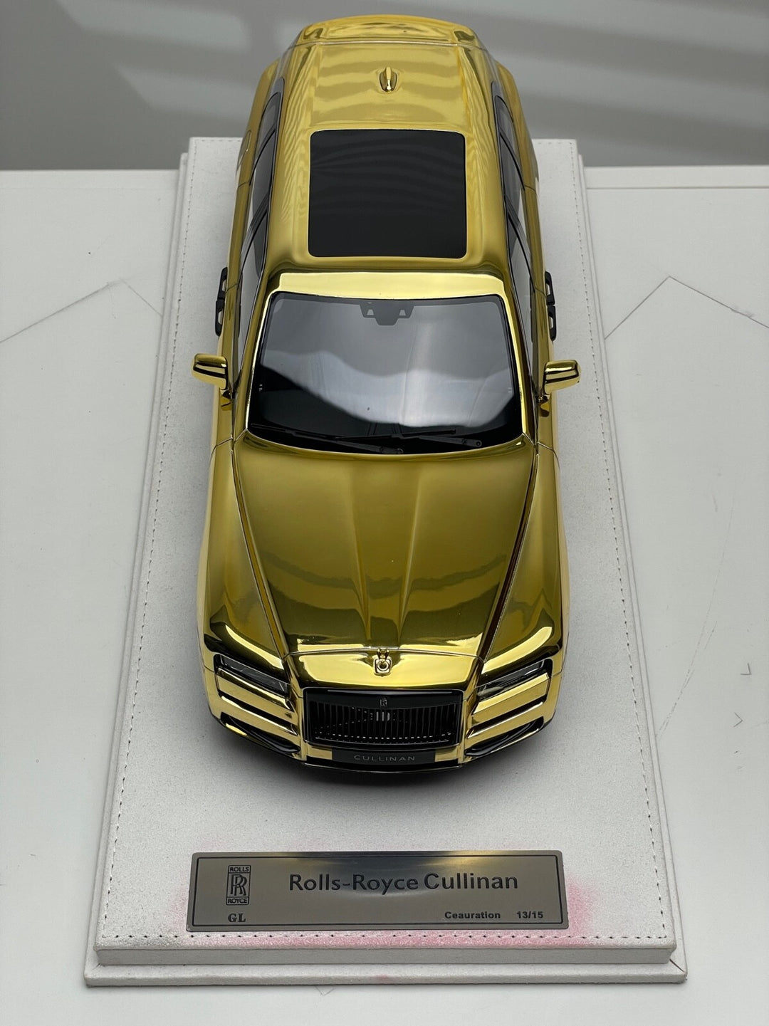 Rolls-Royce Cullinan (Chrome Gold) [GL Model] 1/18 scale