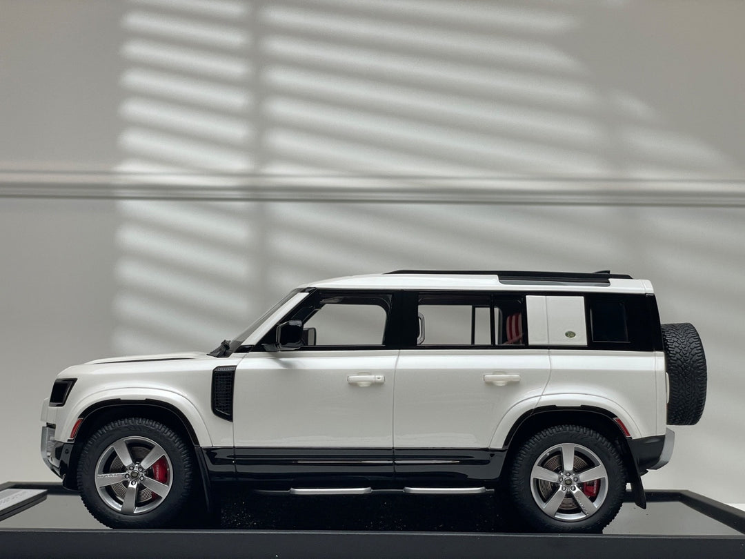 Land Rover Defender (Gloss White) [OEM EXCLUSIVE] 1:18 scale
