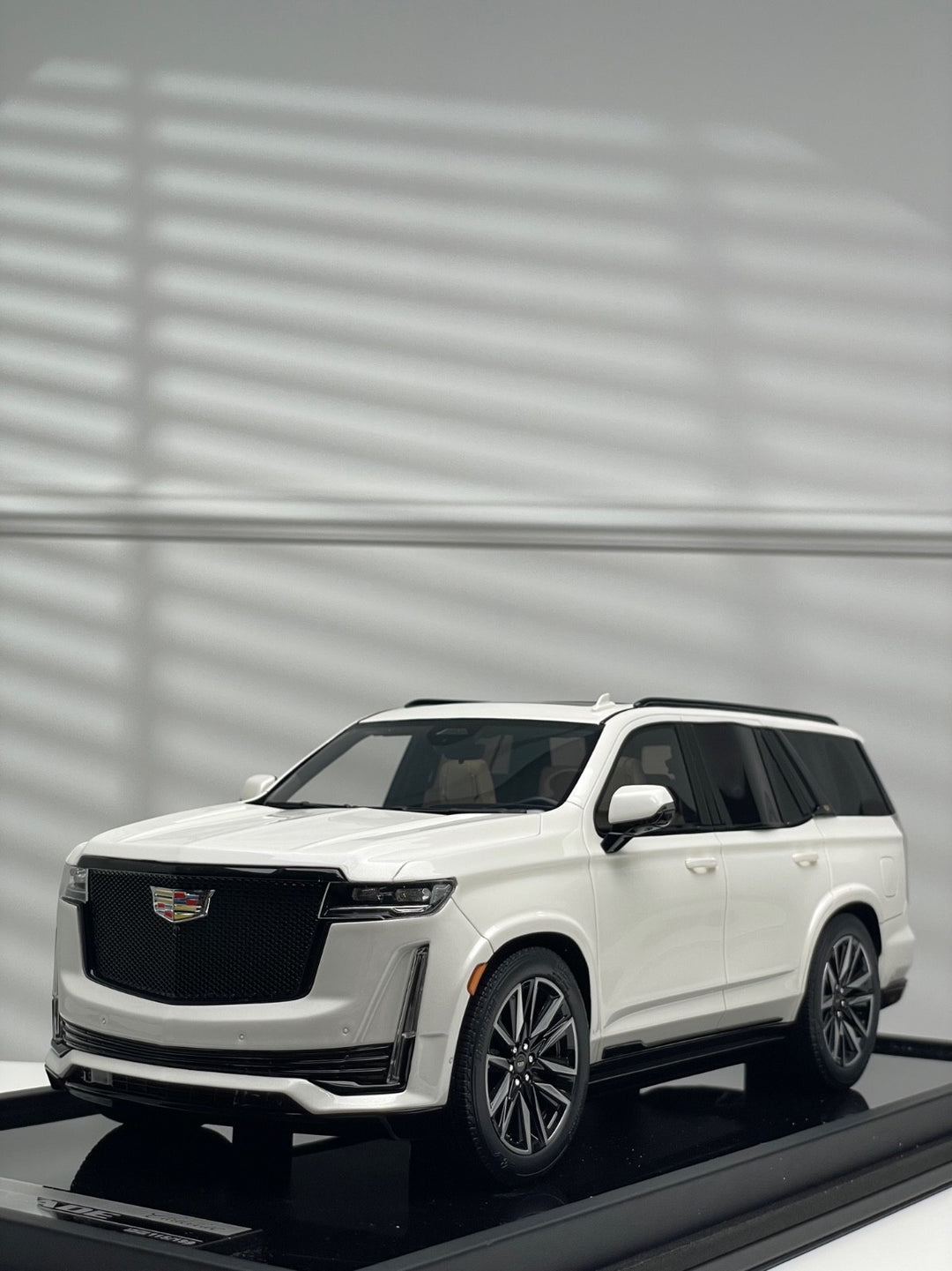 Cadillac Escalade (White) [Motorhelix] 1/18 scale