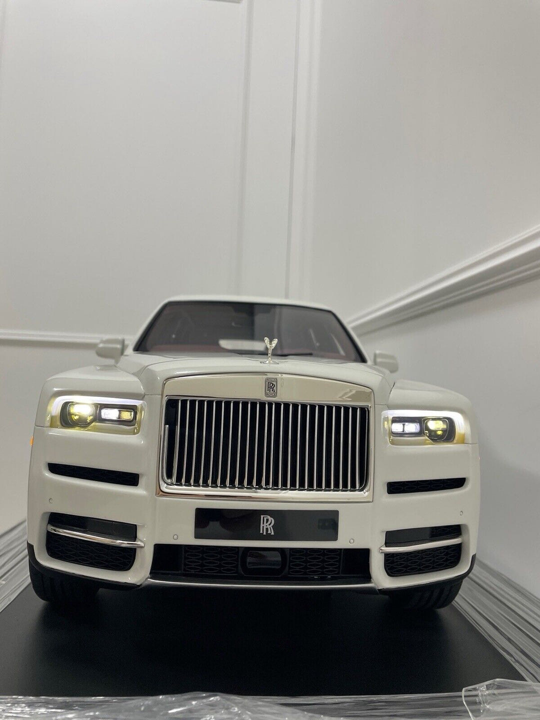 Rolls-Royce Cullinan (White Gloss w/ Burgundy) [Amalgam] 1:8 scale