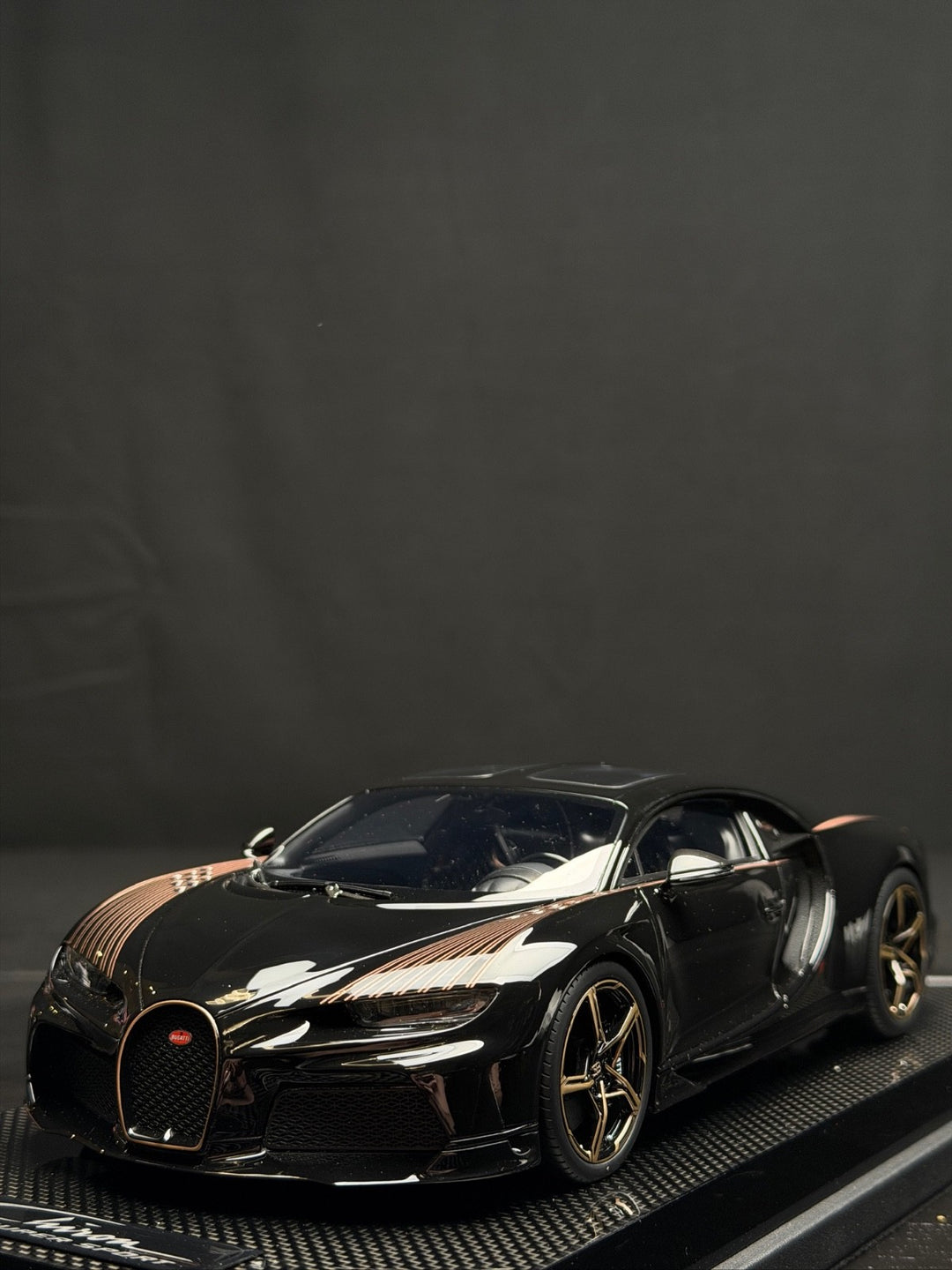 BUGATTl Chiron Super Sport (Nocturne/ Rose Gold) [MR Collection] 1/18 scale