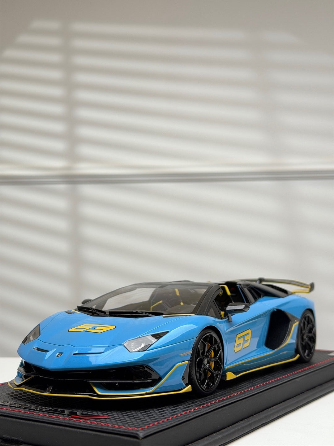 Lamborghini Aventador SVJ Roadster (Blue/ Yellow #63) [MR Collection] 1/18 scale