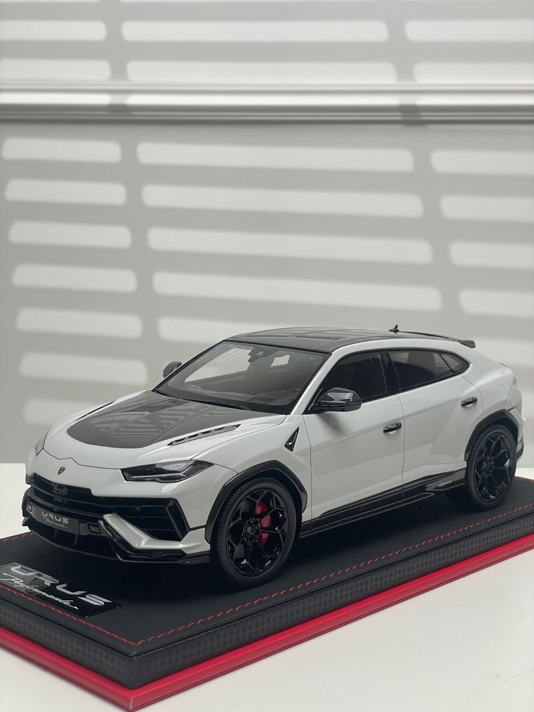 Lamborghini Urus Performante (Nardo Gray) [MR Collection] 1/18 scale