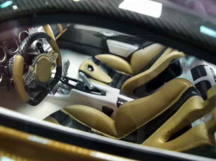 Pagani Huayra (Gold Carbon) [FuelMe] 1/18 scale